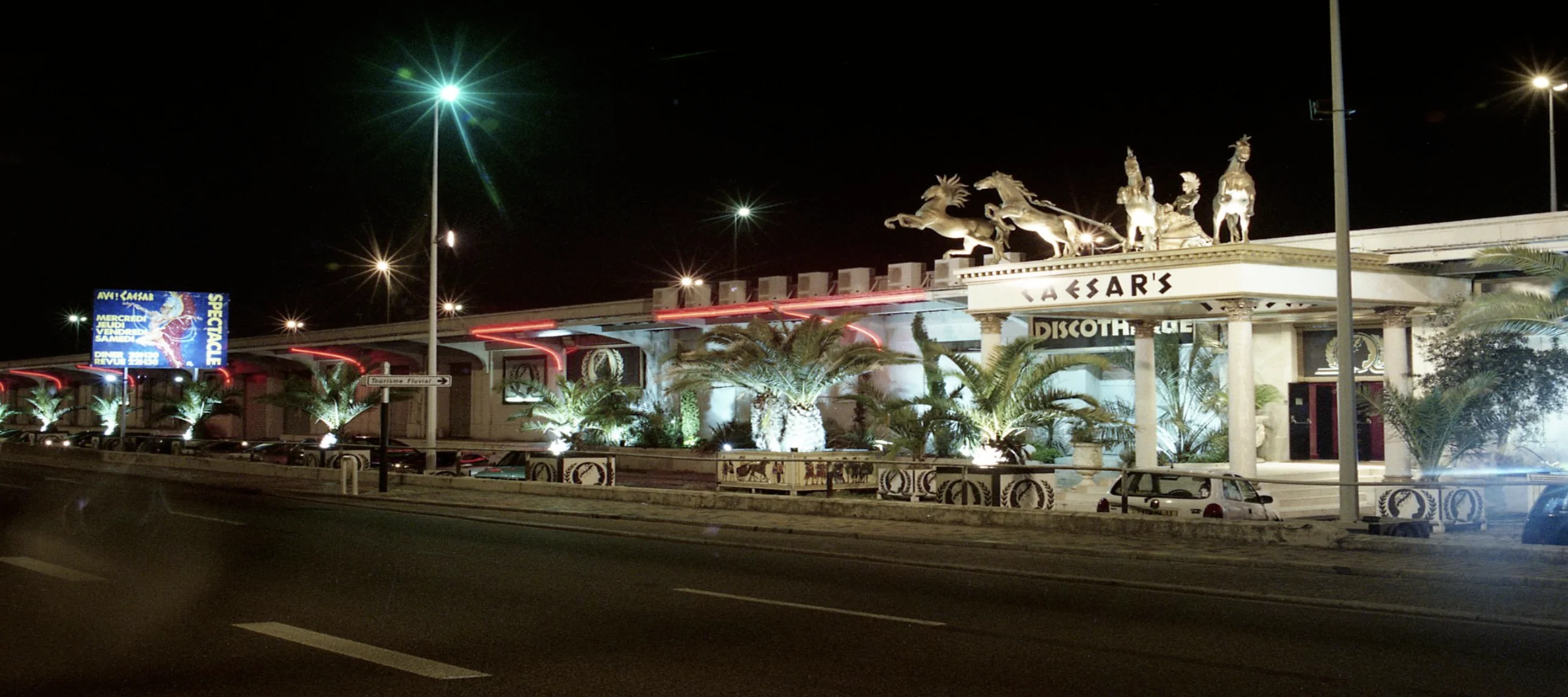 Le Caesar's de nuit, façade illuminée sur les quais de Bordeaux