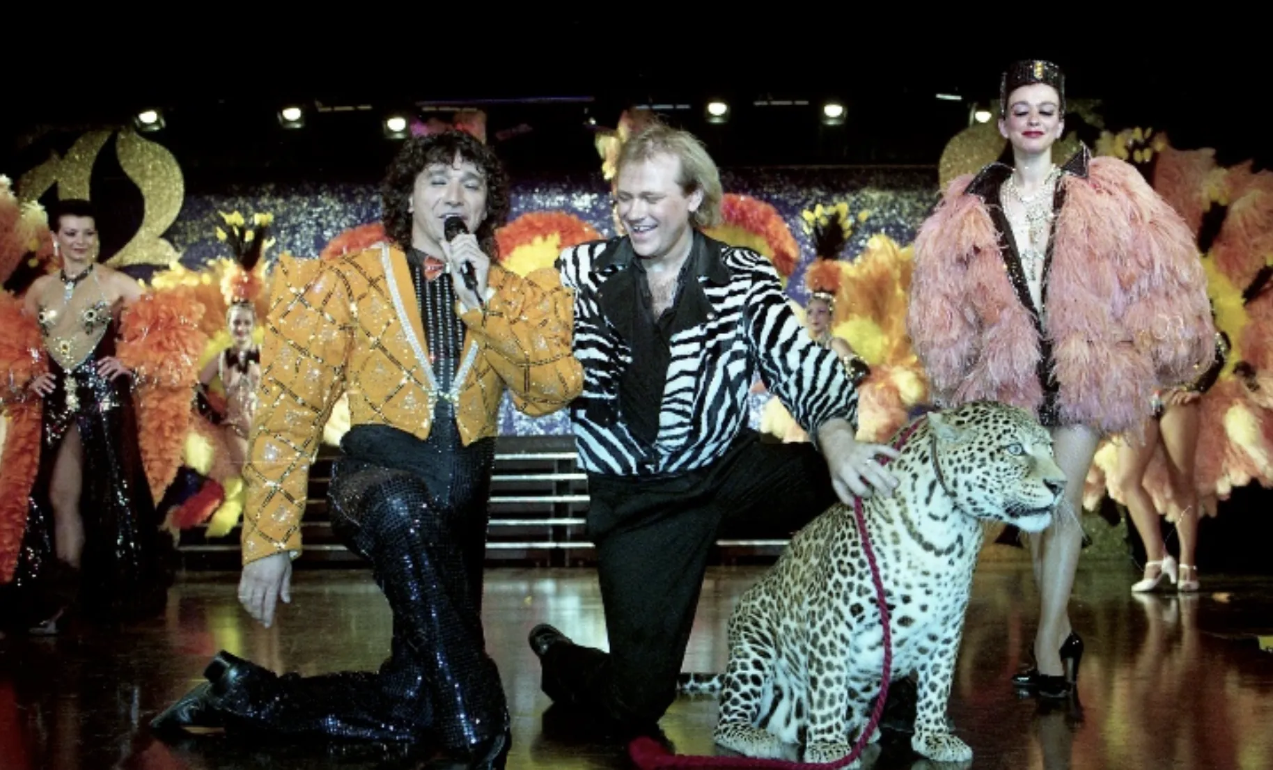 Jan Jan et Jonicoel sur scène avec une panthère au Caesar's