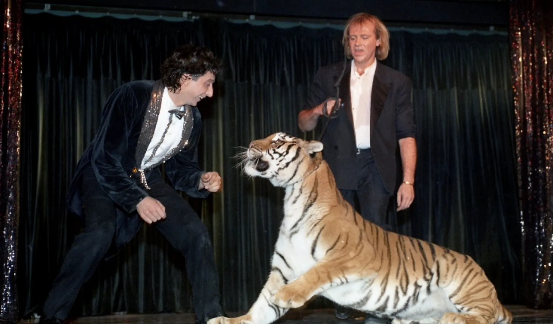 Jan Jan et Jonicoel sur scène avec un tigre au Caesar's